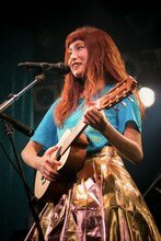 ギタレレ弾き語りを披露するトミタ栞。（写真提供：EPICレコードジャパン）