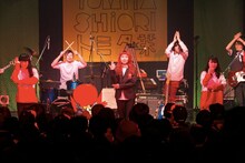 「トミタ栞ライブ2016 ～今回のワンマンは誕生日の前日！～」の様子。 （写真提供：EPICレコードジャパン）