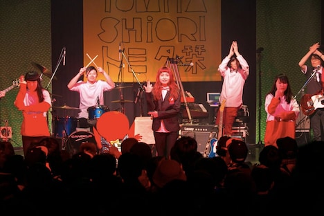 「トミタ栞ライブ2016 ～今回のワンマンは誕生日の前日！～」の様子。 （写真提供：EPICレコードジャパン）