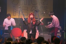 「トミタ栞ライブ2016 ～今回のワンマンは誕生日の前日！～」の様子。 （写真提供：EPICレコードジャパン）