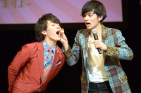 ケーキをMASAKI（左）の頬に付けるTAKUMI（右）。