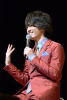 緊張で顔を扇ぐMASAKI。