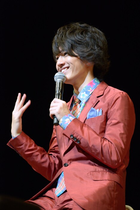 緊張で顔を扇ぐMASAKI。