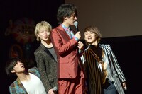 MASAKI（右から2番目）の背後からそっと彼に近付く（左から）TAKUMI、RYUJI、To-i。