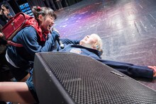 倒れた星なゆたに駆け寄る宇佐蔵べに。（撮影：稲垣謙一）