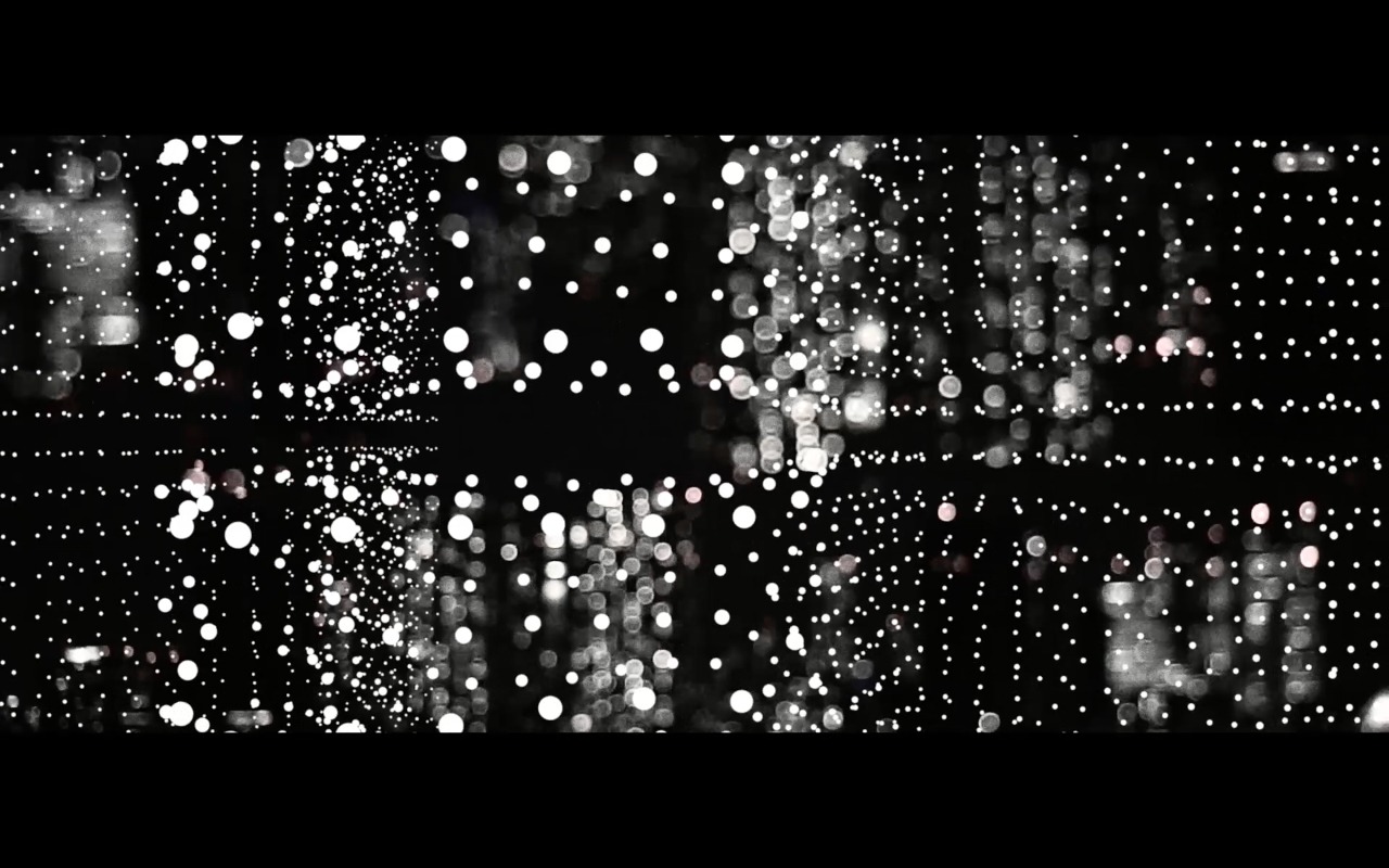 「greyscale」ミュージックビデオのワンシーン。