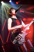 「家入レオ LIVE at Zepp 2016 ～two colours～」Zepp DiverCity TOKYO公演の家入レオ。 （撮影：田中聖太郎）