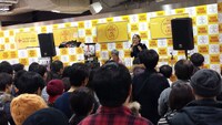 1月31日にタワーレコード新宿店で行われたアルバム「11」発売記念インストアライブの様子。 （写真提供：ビクターエンタテインメント）
