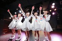 ファンと乾杯するロッカジャポニカ。（撮影：笹森健一）