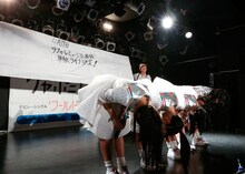 深々と頭を下げるロッカジャポニカの背後にサプライズ発表を仕込むスタッフ。（撮影：笹森健一）