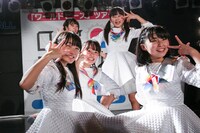 デビュー曲「ワールドピース」を披露したロッカジャポニカ。（撮影：笹森健一）