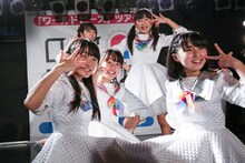 デビュー曲「ワールドピース」を披露したロッカジャポニカ。（撮影：笹森健一）