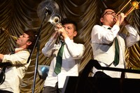 ネギホーンズ。左から永田こーせー（Sax、Flute）、真砂陽地（Tp）、前田大輔（Tb）。