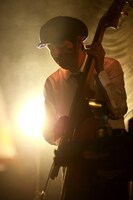 中盤のバラードコーナーではアップライトベースに持ち替えてプレイした鹿島達也。