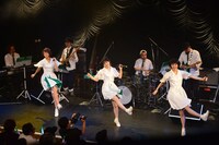 Negicco「圧倒的なNEGiBANDライブ！」の様子。