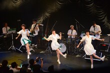 Negicco「圧倒的なNEGiBANDライブ！」の様子。