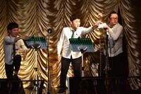 演奏していないときもステージを盛り上げるネギホーンズ。