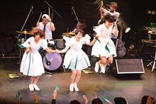 Negicco「圧倒的なNEGiBANDライブ！」の様子。