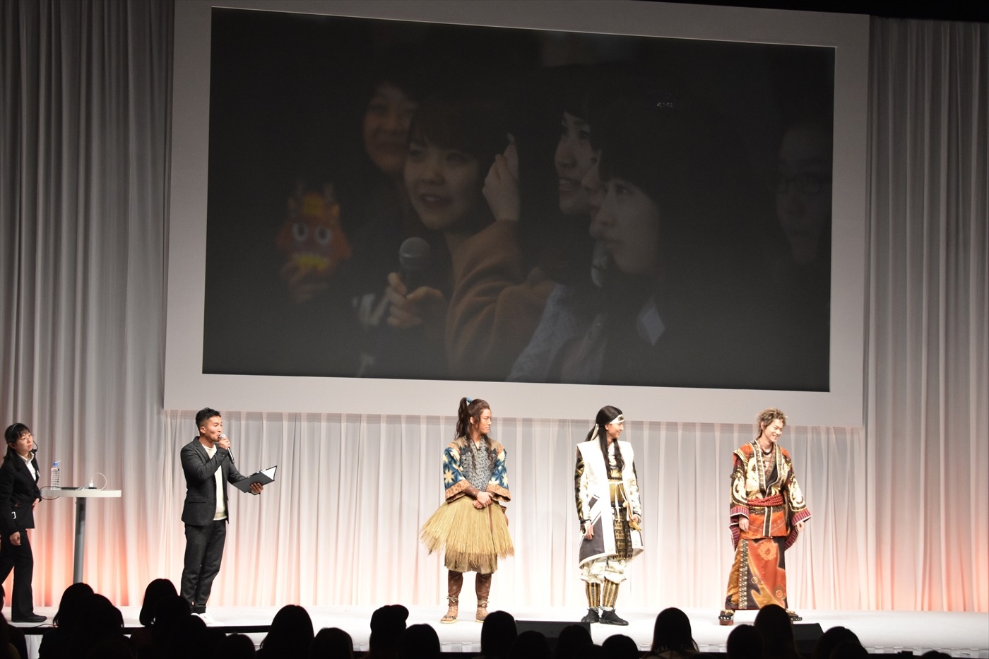 学生からの質問に答える3人。