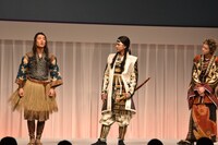 自分なりの浦島太郎像について語る桐谷健太（左）。