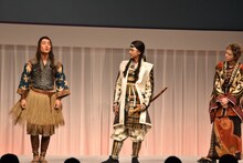 自分なりの浦島太郎像について語る桐谷健太（左）。