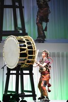 太鼓演舞を披露する菅田将暉。