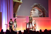 太鼓演舞を披露する菅田将暉。