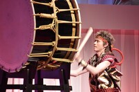 太鼓演舞を披露する菅田将暉。