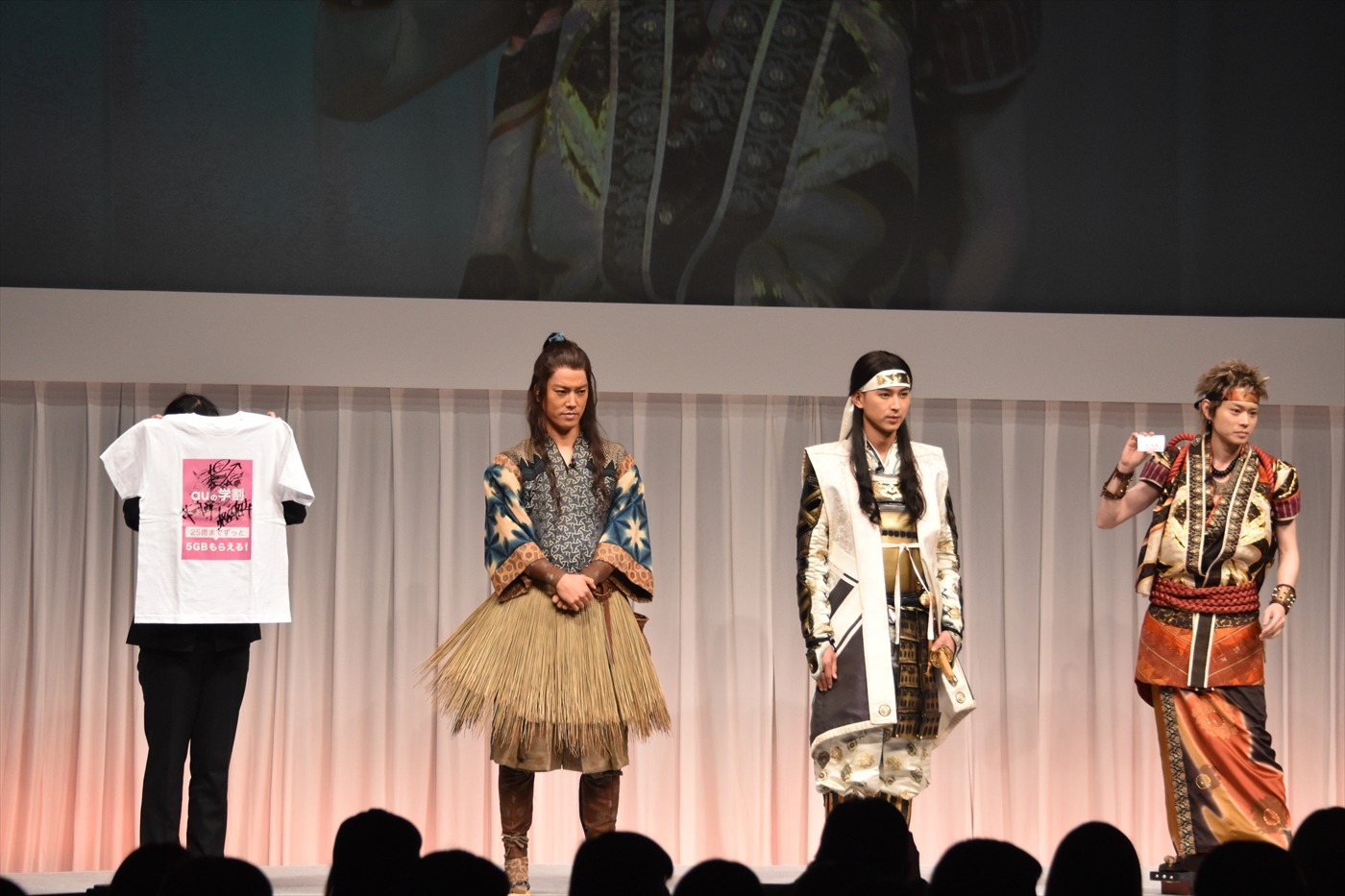 サイン入りTシャツがもらえるプレゼント抽選会の様子。