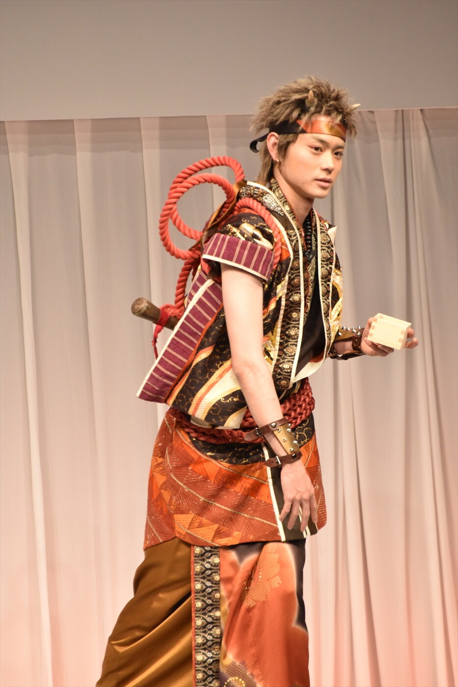 豆まきをする菅田将暉。 - AI“英雄”ソング熱唱！桃ちゃん、浦ちゃん