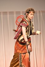 豆まきをする菅田将暉。