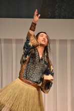 豆まきをする桐谷健太。