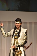 豆まきをする松田翔太。