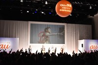 会場上空のバルーンを目がけて豆を投げる参加者たち。