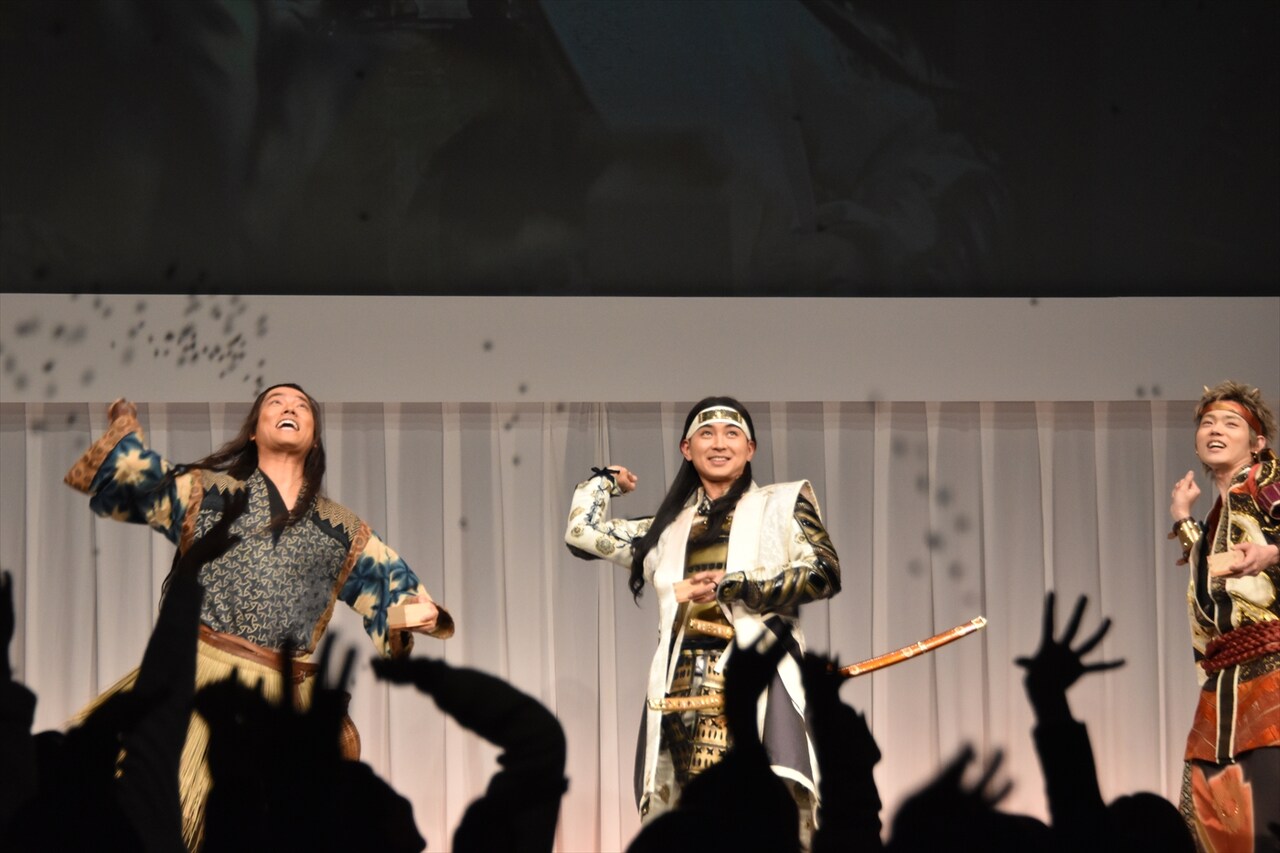 au“三太郎”シリーズの松田翔太、桐谷健太、菅田将暉が学生たちと
