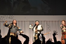 会場上空のバルーンを目がけて豆を投げる桐谷健太（左）、松田翔太（中央）、菅田将暉（右）。