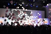 豆まきが終わった瞬間にバルーンがはじけて風船が落下した様子。