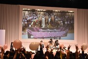 客席を背にして記念撮影する様子。