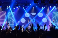 あゆみくりかまき「ボクらの熊魂2016～チャーハン・シャケ缶・とーめーはーん！～」LIQUIDROOM公演の様子。