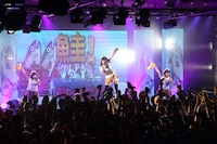 あゆみくりかまき「ボクらの熊魂2016～チャーハン・シャケ缶・とーめーはーん！～」LIQUIDROOM公演の様子。