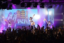 あゆみくりかまき「ボクらの熊魂2016～チャーハン・シャケ缶・とーめーはーん！～」LIQUIDROOM公演の様子。