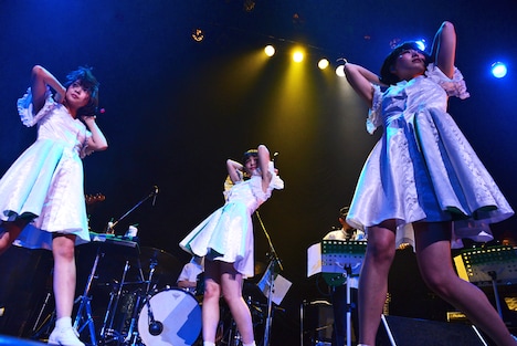 Negicco「圧倒的なNEGiBANDライブ！」の様子。