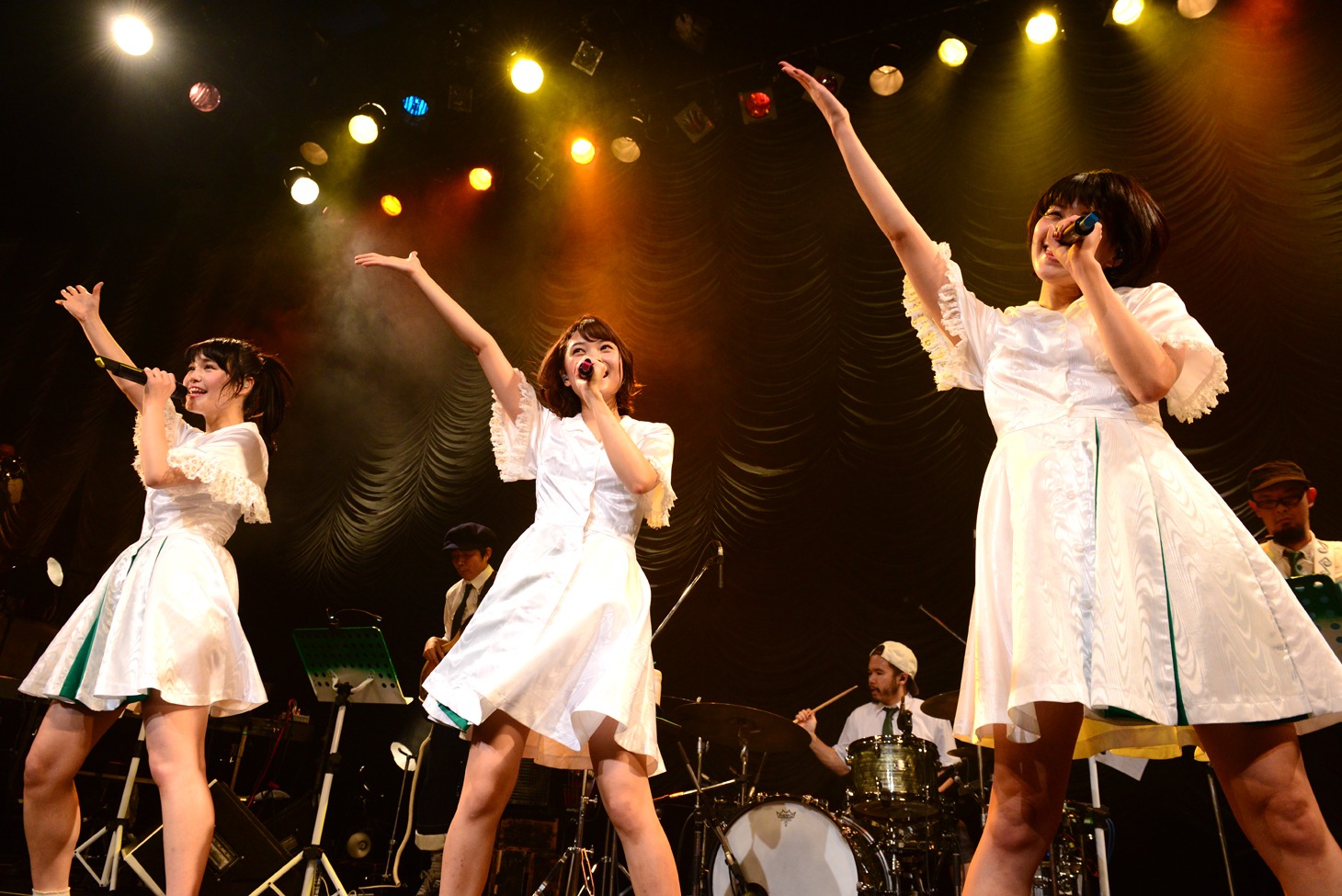 Negicco「圧倒的なNEGiBANDライブ！」の様子。