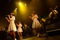 Negicco「圧倒的なNEGiBANDライブ！」の様子。