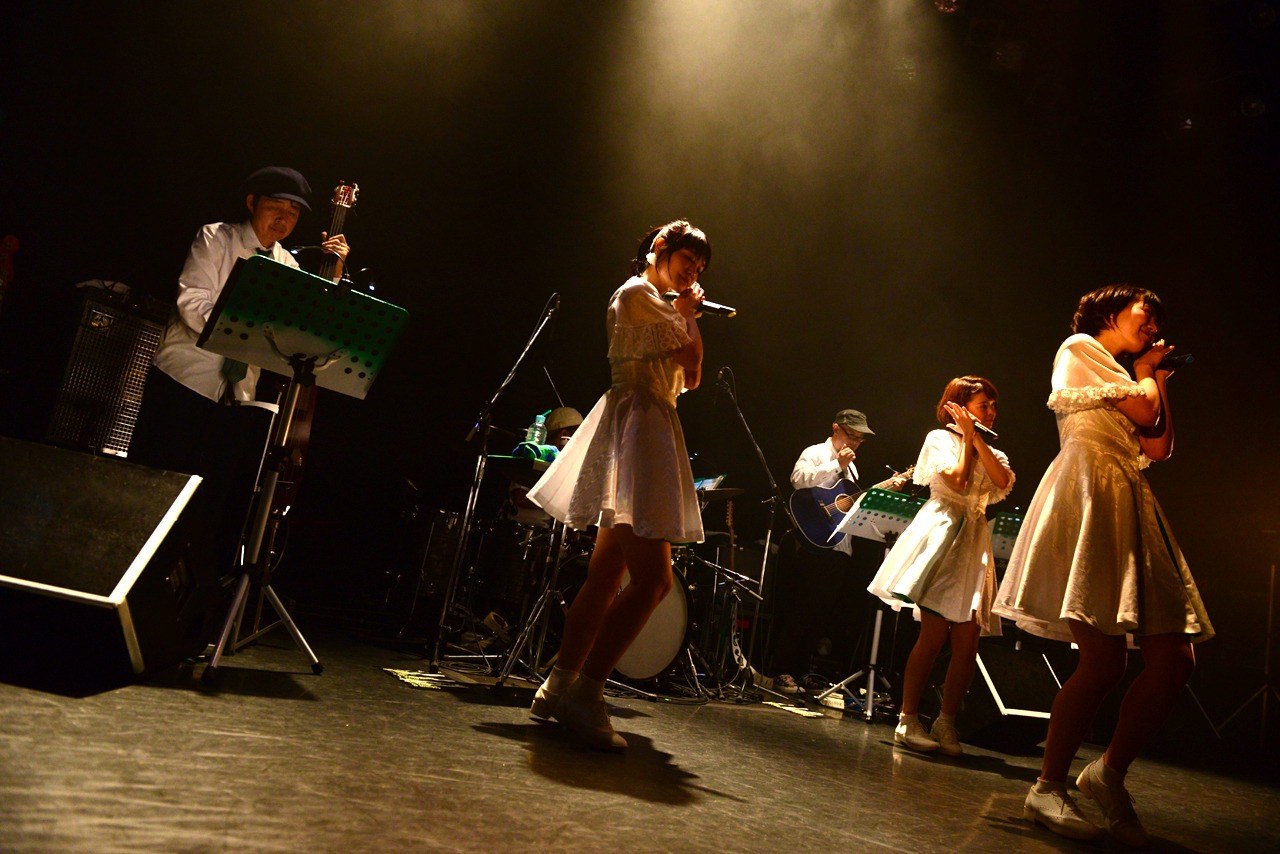 Negicco「圧倒的なNEGiBANDライブ！」の様子。