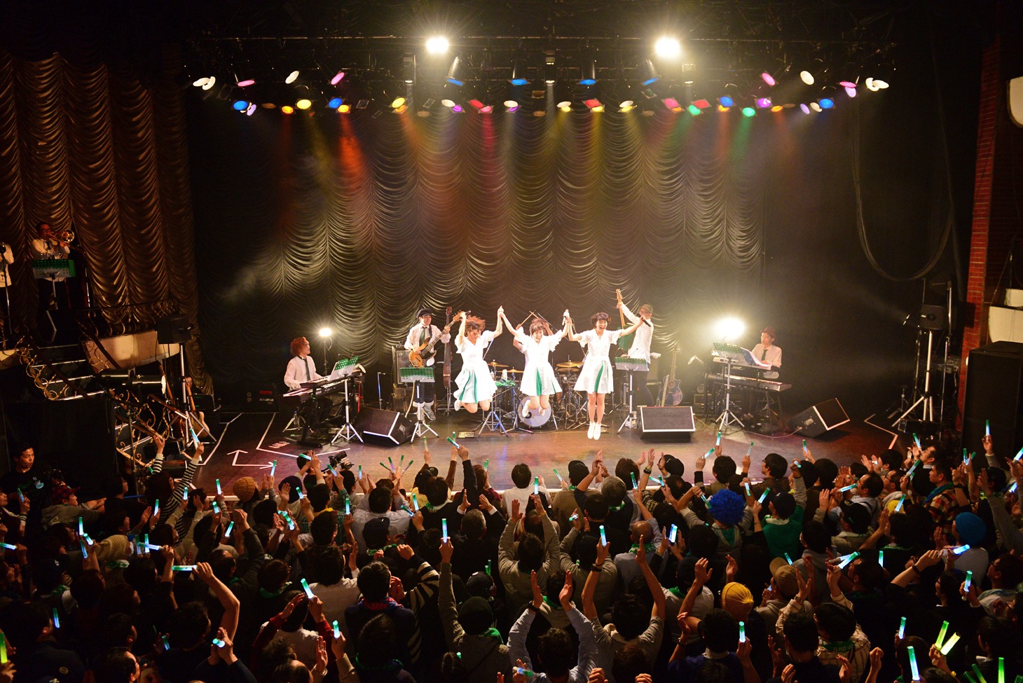 Negicco「圧倒的なNEGiBANDライブ！」の様子。