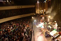 Negicco「圧倒的なNEGiBANDライブ！」の様子。