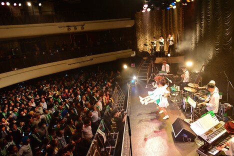 Negicco「圧倒的なNEGiBANDライブ！」の様子。