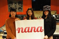 片平里菜（中央）と、コピーコンテストで最優秀ボーカル賞を受賞したナツキ氏（左）、最優秀伴奏賞を受賞したNova氏（右）。