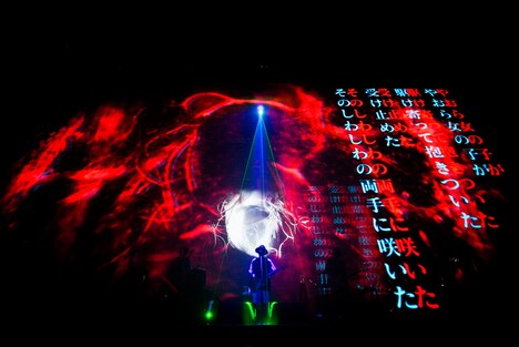 「世界収束二一一六」初回限定盤A付属DVDに収録される「amazarashi 5th anniversary live 3D edition」の様子。